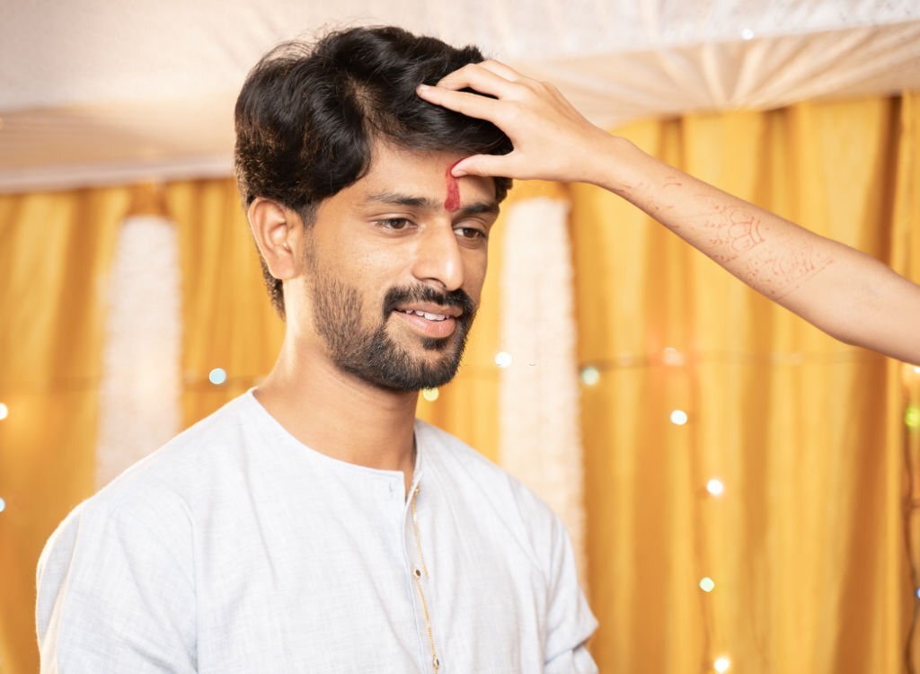 এই বিশেষ জিনিসটি দিয়ে তিলক লাগালে প্রতিটি কাজেই সাফল্য পাওয়া যায় 1 হলুদ এর তিলকের উপকারিতা
